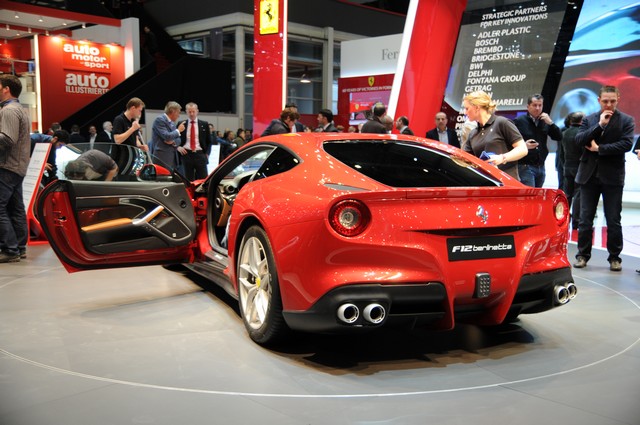 Ferrari F12 фото сзади